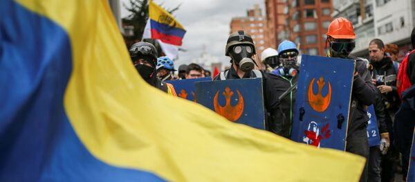 Demonstrantes con la bandera de Colombia - Sputnik Mundo