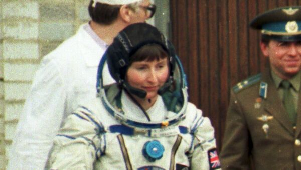 La astronauta británica Helen Sharman camina hacia la nave espacial Soyuz TM-12 La astronauta británica Helen Sharman camina hacia la nave espacial Soyuz TM-12 - Sputnik Mundo