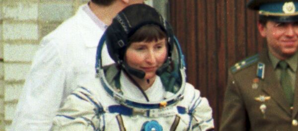 La astronauta británica Helen Sharman camina hacia la nave espacial Soyuz TM-12 - Sputnik Mundo