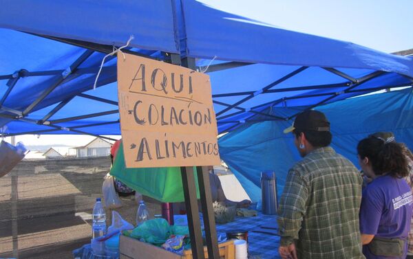 Zonas de alimentación para damnificados y personas ocupadas en las tareas de limpieza y remoción Zonas de alimentación para damnificados y personas ocupadas en las tareas de limpieza y remoción - Sputnik Mundo