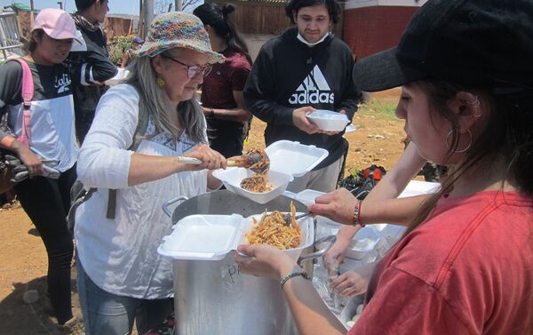 Damnificados y colaboradores se alimentan en las zonas de trabajo Damnificados y colaboradores se alimentan en las zonas de trabajo - Sputnik Mundo