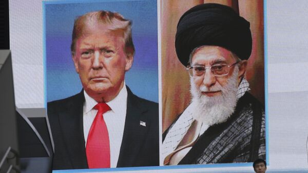 Imagenes del presidente de EEUU, Donald Trump, y el líder supremo de Irán, ayatolá Alí Jameneí, en una pantalla - Sputnik Mundo