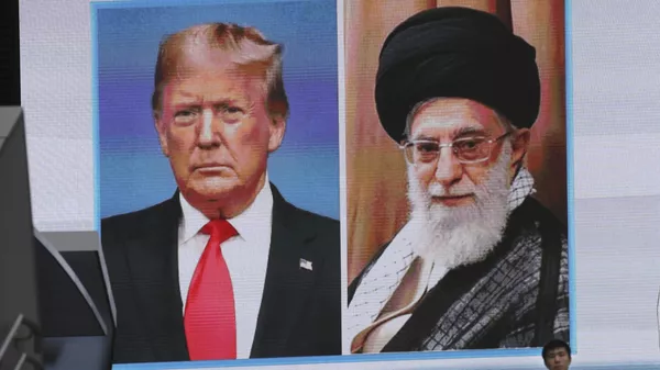 Imagenes del presidente de EEUU, Donald Trump, y el líder supremo de Irán, ayatolá Alí Jameneí, en una pantalla - Sputnik Mundo