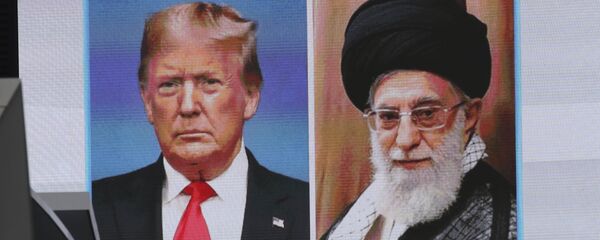 Imagenes del presidente de EEUU, Donald Trump, y el líder supremo de Irán, ayatolá Alí Jameneí, en una pantalla - Sputnik Mundo