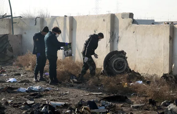 Los rescatistas se encuentran en el lugar de la catástrofe aérea en Irán Los rescatistas se encuentran en el lugar de la catástrofe aérea en Irán - Sputnik Mundo