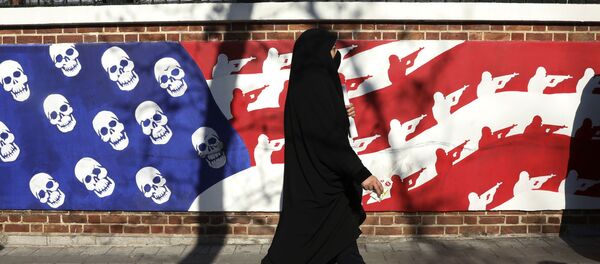 Un muro en Teherán pintado con colores de la bandera de EEUU - Sputnik Mundo