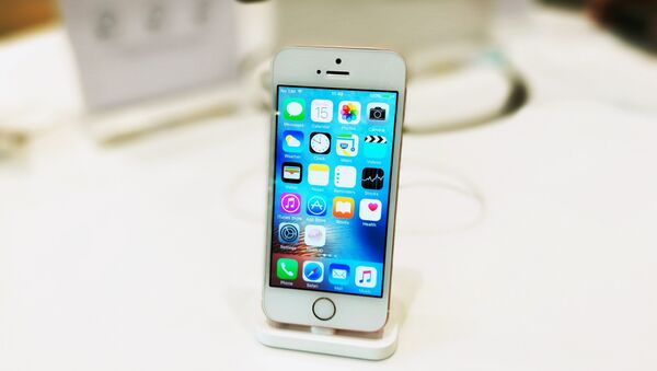 Un iPhone SE, foto de archivo - Sputnik Mundo