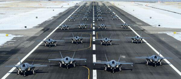 Unos 52 F-35 estadounidenses antes del despegue - Sputnik Mundo