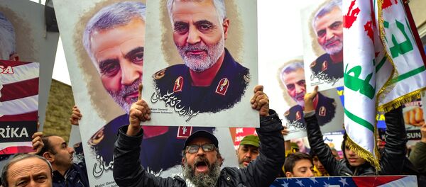 Activistas con el retrato del general iraní Qasem Soleimani tras la tensión entre EEUU e Irán - Sputnik Mundo