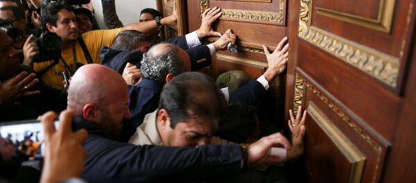 Parlamentarios venezolanos empujan una de las puertas de la Asamblea Nacional Parlamentarios venezolanos empujan una de las puertas de la Asamblea Nacional - Sputnik Mundo