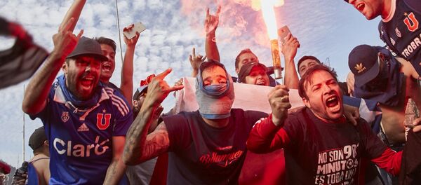 Los de Abajo de Universidad de Chile en Plaza Italia Los de Abajo de Universidad de Chile en Plaza Italia - Sputnik Mundo