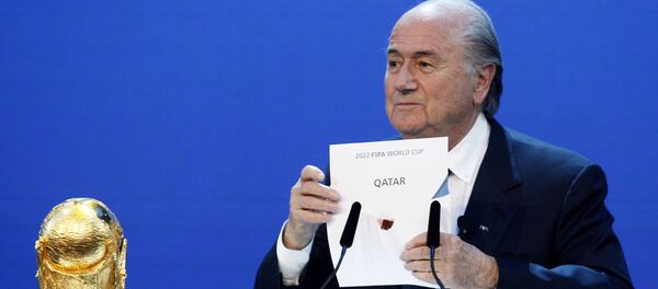 En esta foto de 2010, el entonces presidente de la FIFA, Joseph Blatter, anuncia la elección de Catar compo sede del Mundial de 2022 - Sputnik Mundo