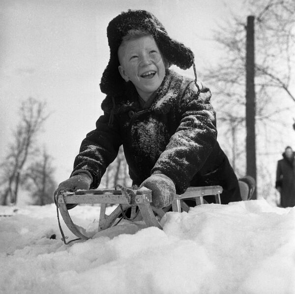 Sin videojuegos, pero con patines y trineos: vacaciones de invierno en la URSS - Sputnik Mundo