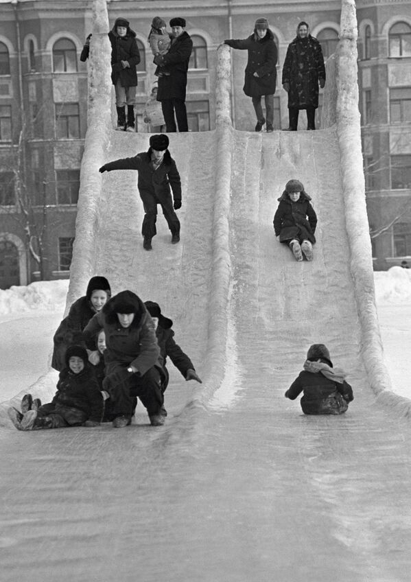 Sin videojuegos, pero con patines y trineos: vacaciones de invierno en la URSS - Sputnik Mundo