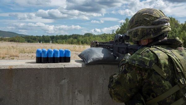 Un soldado canadiense utiliza un lanzagranadas autónomo - Sputnik Mundo