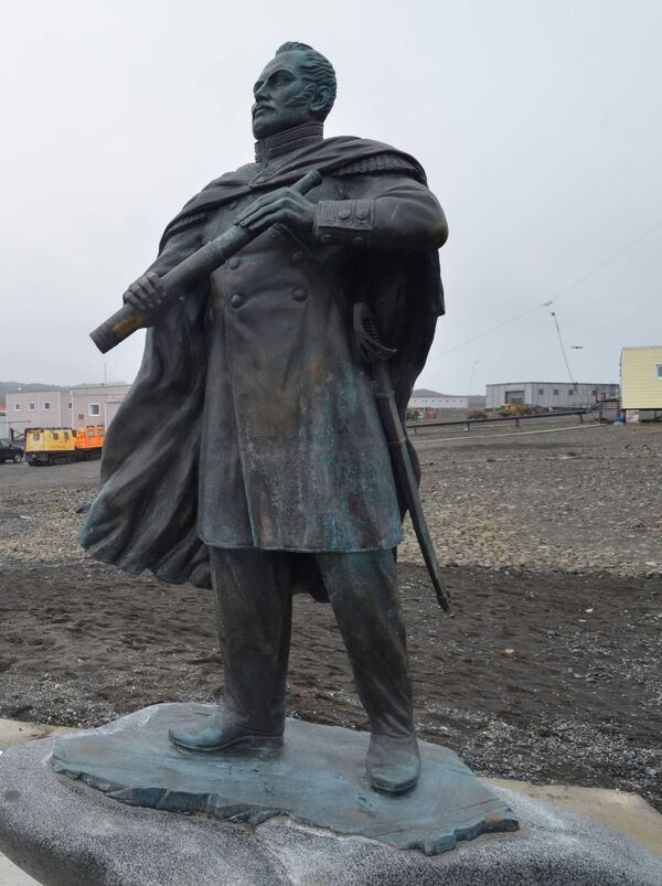 Inauguran un monumento a Bellingshausen en la base rusa homónima en la Antártida - Sputnik Mundo