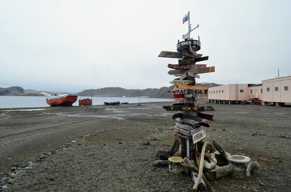 Inauguran un monumento a Bellingshausen en la base rusa homónima en la Antártida - Sputnik Mundo