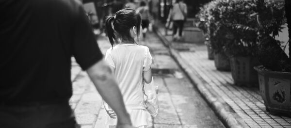 Niña caminando de espaldas Niña caminando de espaldas - Sputnik Mundo