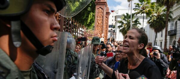 Diputada venezolana Manuela Bolívar enfrenta a las fuerzas de seguridad en el edificio de la Asamblea Nacional - Sputnik Mundo