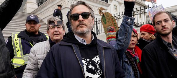 Joaquin Phoenix, actor estadounidense, participa de protestas ambientales en el Capitolio - Sputnik Mundo