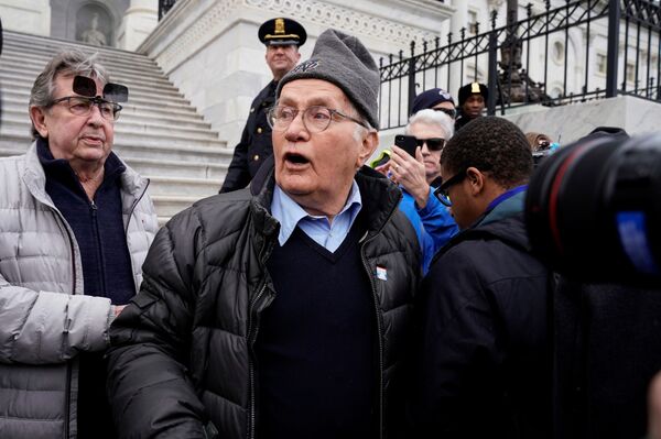 Joaquin Phoenix y Martin Sheen son detenidos en protestas ambientales - Sputnik Mundo
