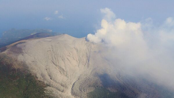 Erupción del volcano Shindake (archivo) - Sputnik Mundo