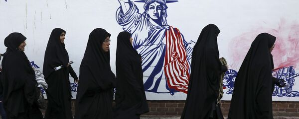 Un muro en Teherán con la imagen de la Estatua de la Libertad - Sputnik Mundo