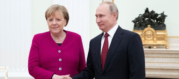La canciller de Alemania, Angela Merkel, y el presidente de Rusia, Vladímir Putin  - Sputnik Mundo