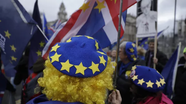 Los manifestantes protestan contra el Brexit frente al Parlamento británico en Londres