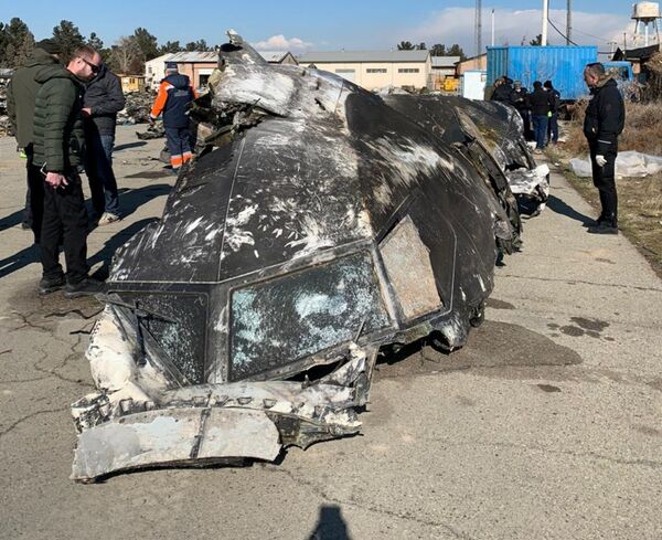 Primeros datos revelan que el misil explotó bajo la cabina de pilotos del avión siniestrado en Irán - Sputnik Mundo