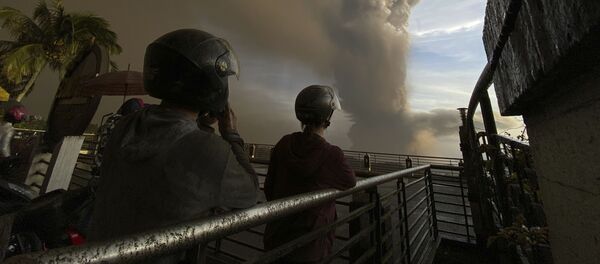 La erupción del volcán Taal - Sputnik Mundo