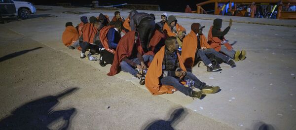 Inmigrantes ilegales en el puerto español de San Roque  - Sputnik Mundo