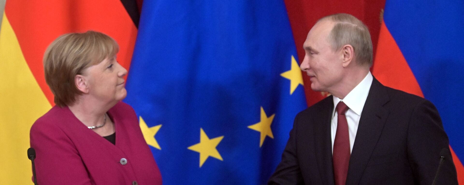 La canciller alemana, Angela Merkel, estrecha la mano del presidente ruso, Vladímir Putin - Sputnik Mundo, 1920, 05.01.2021