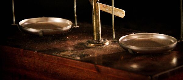 Una balanza antigua, referencial - Sputnik Mundo