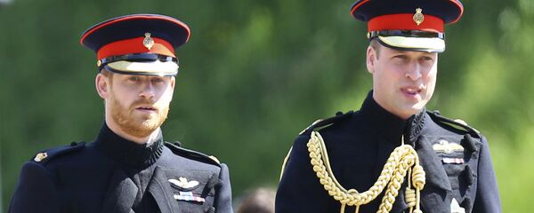 El príncipe William y el príncipe Harry en la boda de William con Kate Middleton El príncipe William y el príncipe Harry en la boda de William con Kate Middleton - Sputnik Mundo