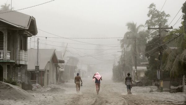 Los residentes locales abandonan la zona de alcance de la erupción del volcán Taal en Filipinas Los residentes locales abandonan la zona de alcance de la erupción del volcán Taal en Filipinas - Sputnik Mundo