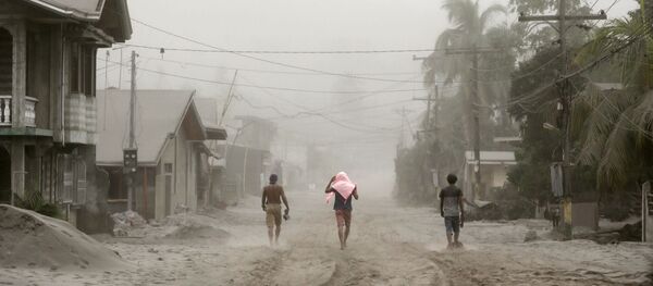 Los residentes locales abandonan la zona de alcance de la erupción del volcán Taal en Filipinas - Sputnik Mundo