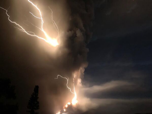 Cenizas, fuego y lava: así fue la espeluznante erupción del volcán Taal  - Sputnik Mundo