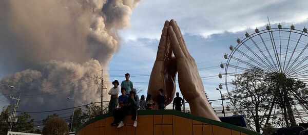 Cenizas, fuego y lava: así fue la espeluznante erupción del volcán Taal  - Sputnik Mundo