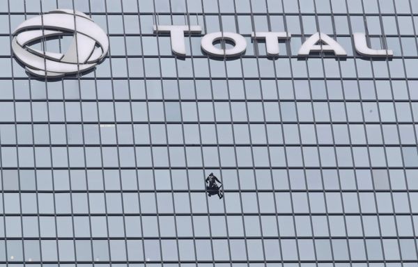 El 'hombre araña' francés escala una torre en París en apoyo a las protestas por pensiones El 'hombre araña' francés escala una torre en París en apoyo a las protestas por pensiones - Sputnik Mundo