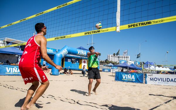 Jugando al voleibol de playa - Sputnik Mundo