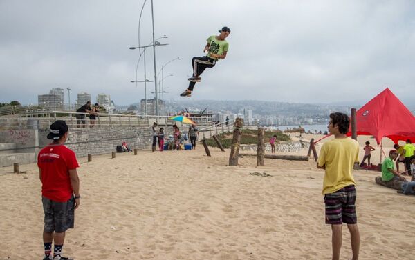 Slackline sobre la arena - Sputnik Mundo