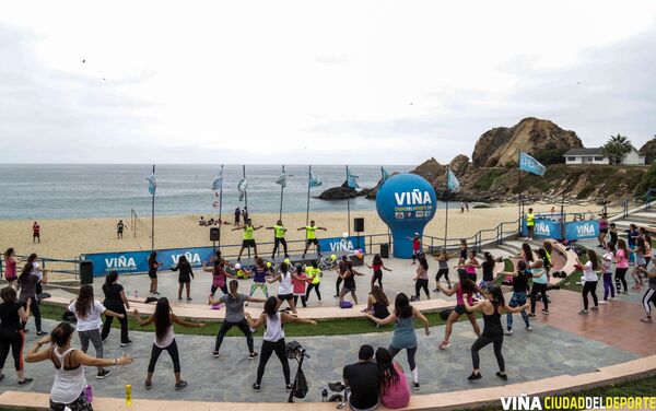 Zumba en la playa - Sputnik Mundo