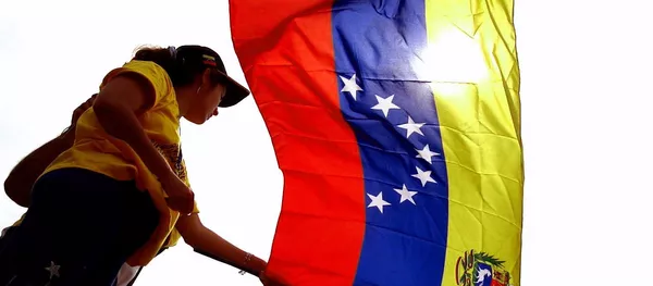 Mujer con bandera de Venezuela flameando Mujer con bandera de Venezuela flameando - Sputnik Mundo