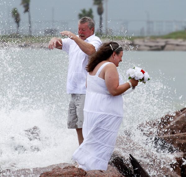 El amor lo puede todo: las bodas celebradas durante guerras y desastres naturales
 - Sputnik Mundo