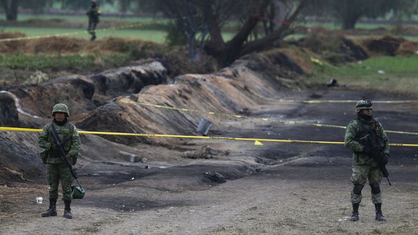 Soldiers guard the site where a gas pipeline exploded two days prior, in the village of Tlahuelilpan, Mexico - Sputnik Mundo