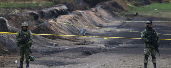 Soldiers guard the site where a gas pipeline exploded two days prior, in the village of Tlahuelilpan, Mexico - Sputnik Mundo