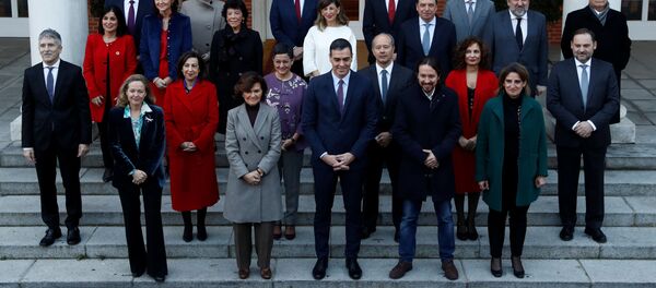 El presidente del Gobierno español, Pedro Sánchez, con el nuevo Gobierno El presidente del Gobierno español, Pedro Sánchez, con el nuevo Gobierno - Sputnik Mundo