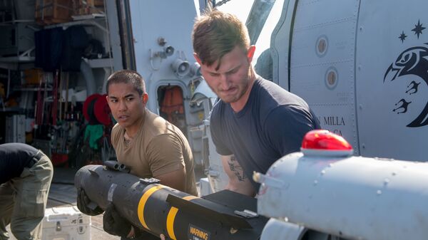 Los soldados de la Marina de EEUU cargan un misil Hellfire AGM-114 en un helicóptero Los soldados de la Marina de EEUU cargan un misil Hellfire AGM-114 en un helicóptero - Sputnik Mundo