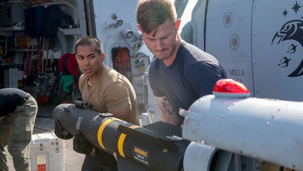 Los soldados de la Marina de EEUU cargan un misil Hellfire AGM-114 en un helicóptero - Sputnik Mundo